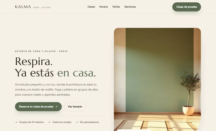 Demo de web para estudio de yoga y pilates diseñada por Akkinio, con horario sereno, tarifas claras y clase de prueba gratis